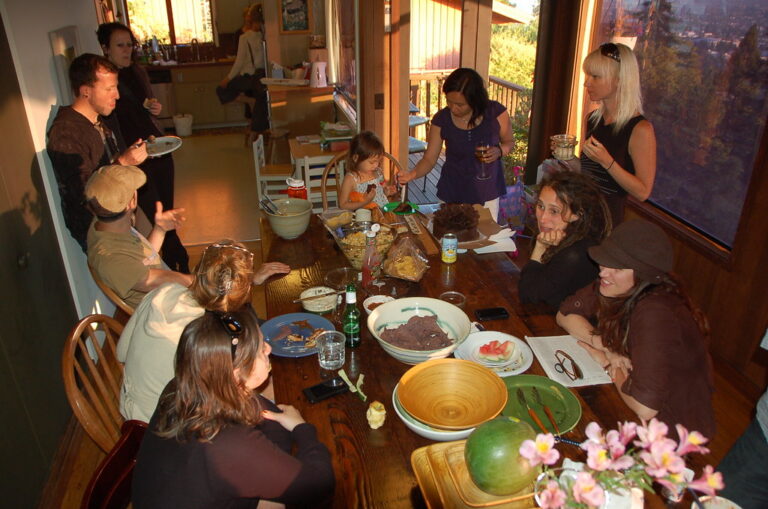 How to Avoid Hot Topics Around the Dinner Table