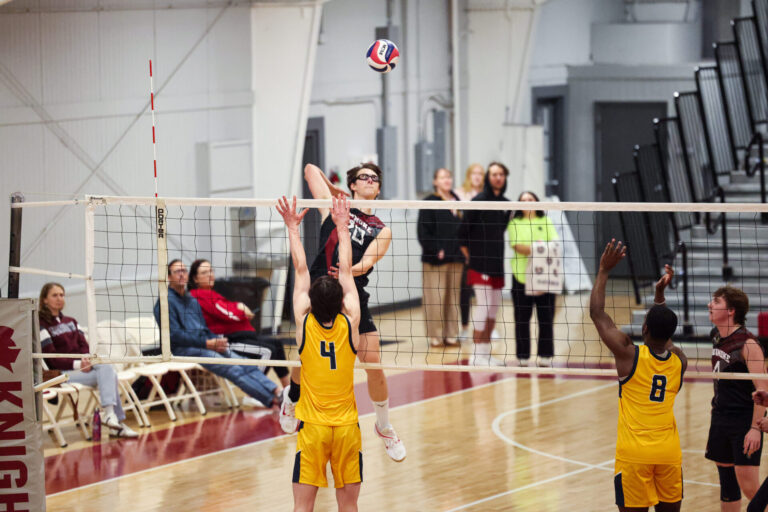 Roanoke College Volleyball Dominates Randolph to Move to 3.0